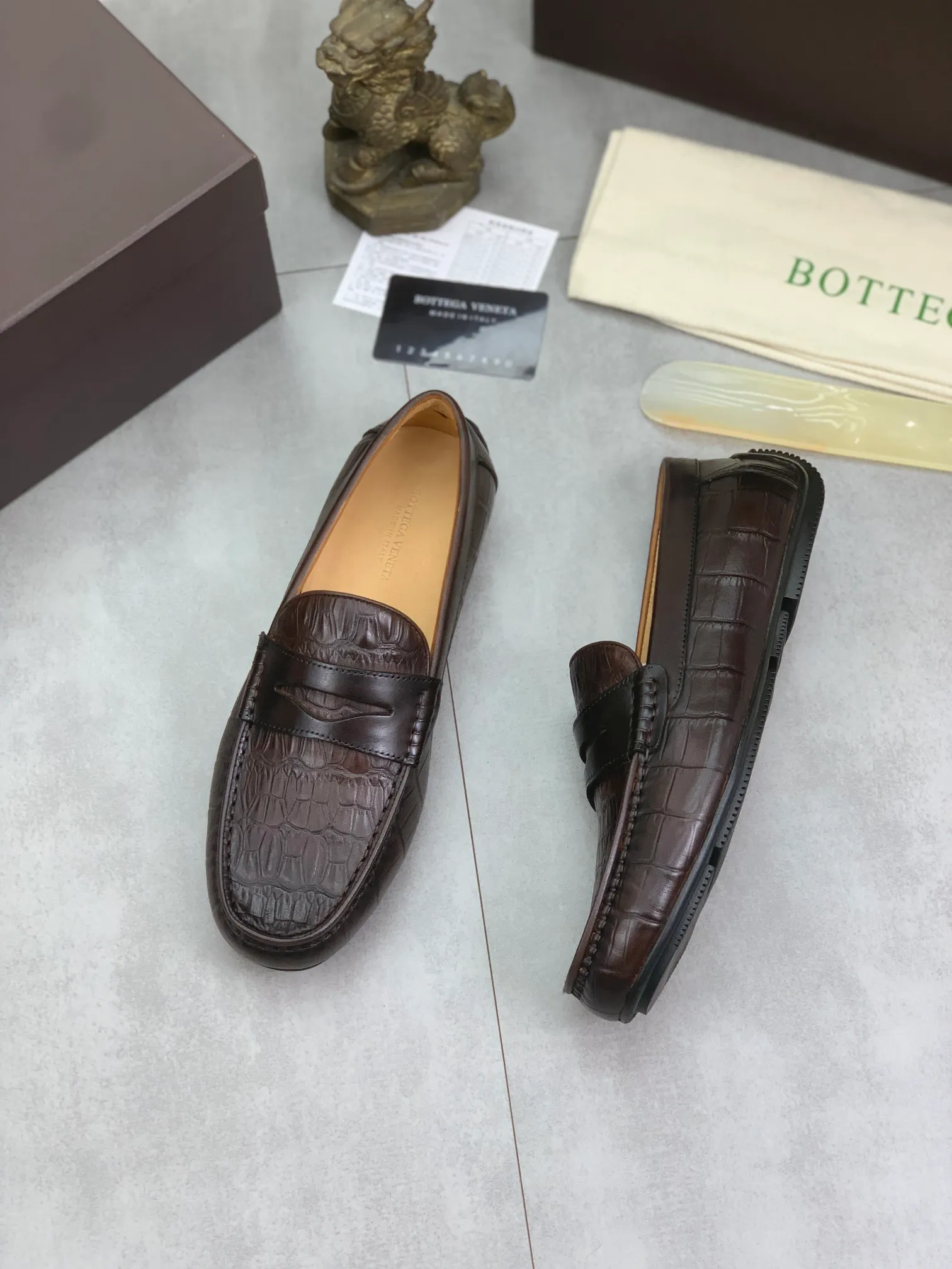 Men's shoes 💰P420 [New model] Water-dyed Niuli 💰High-quality business beanie shoes 💎💎💎 BOTTEGA VENETA official website synchronizes the latest top version of BV in the market, accepts material comparison, shoe type comparison, process comparison, practical and texture, versatile, suitable for any occasion, the more you look at it, the more it tastes. Purely hand-woven craftsmanship - Upper material, Italian 🇮🇹 imported crocodile pattern calfskin - High-quality water-dyed cowhide lining - Original private model customized outsole -Size: 39-44 (38 45 can be customized) Color: black or brown optional